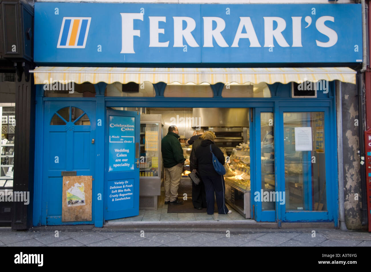 Menschen, die Einkaufen bei Ferrari Brot und Kuchen einkaufen Swansea ˈswɒnzɪ West Glamorgan Wales UK Stockfoto