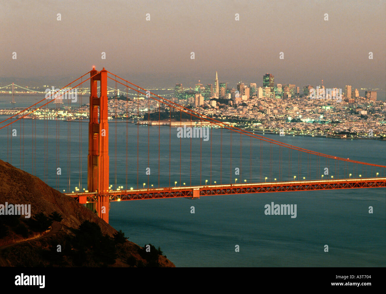 Vereinigte Staaten von Amerika California San Francisco Golden Gate Bridge und Stadt Skyline in der Abenddämmerung Stockfoto