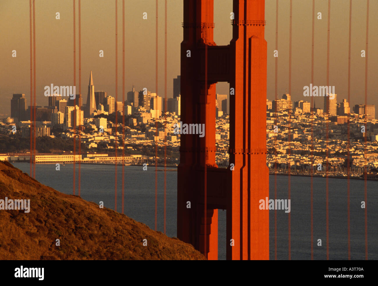 Vereinigte Staaten von Amerika, Kalifornien, San Francisco, Golden Gate Bridge und die Skyline der Stadt Stockfoto