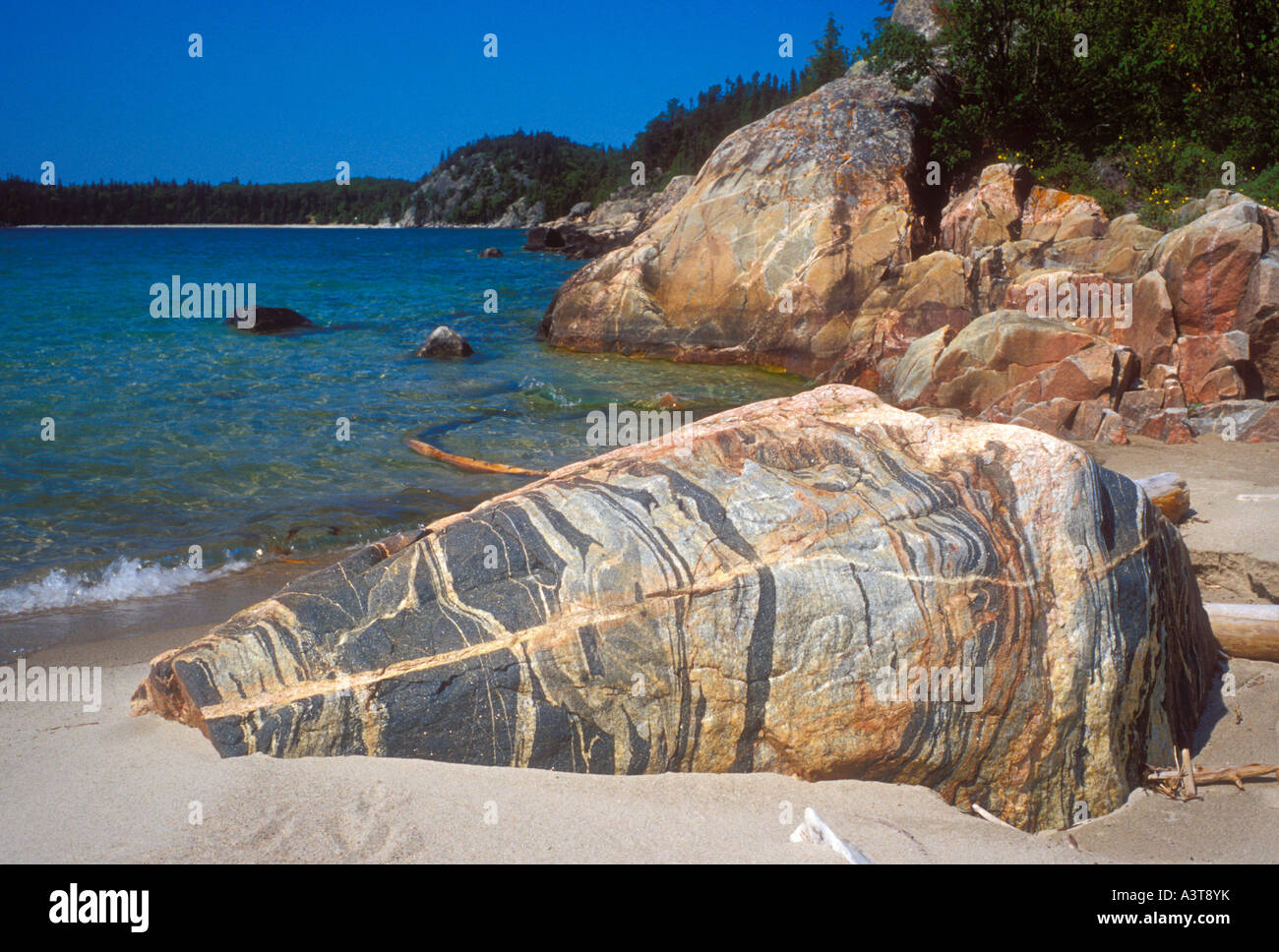 Ein gestreiftes Findling auf einem Wildnis-Strand im Pukaskwa National Park in der Nähe von White River, Ontario Stockfoto