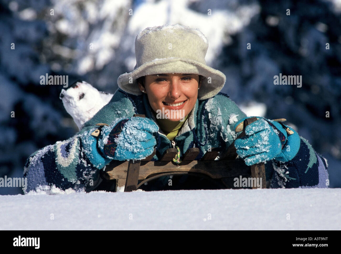 junge Autofahrerin Rodeln im Winterurlaub, Frankreich, Alpen Stockfoto
