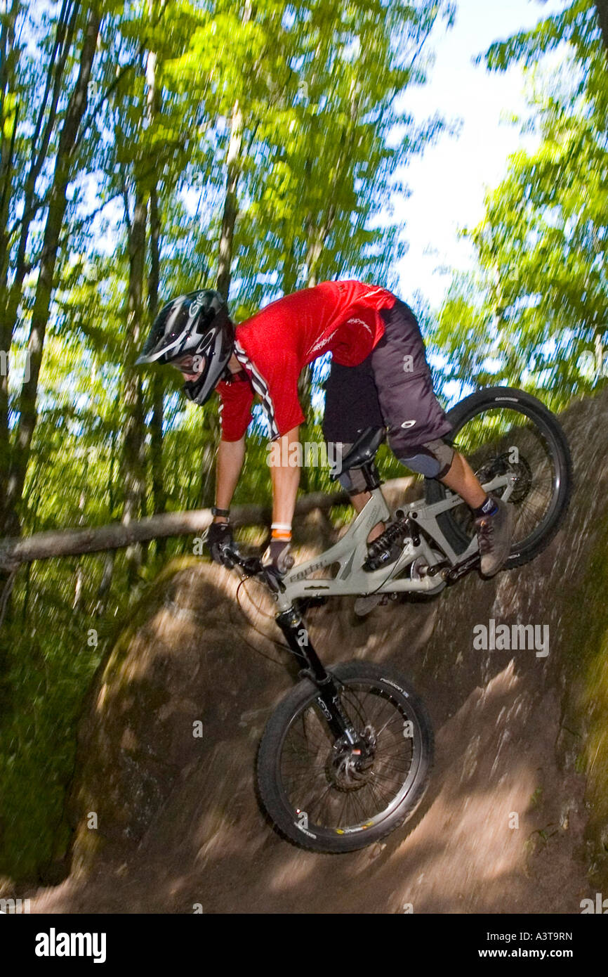 Mountainbiker drop-down-das Gesicht von einer Klippe beim Freeriden in der Nähe von Marquette, Michigan Stockfoto