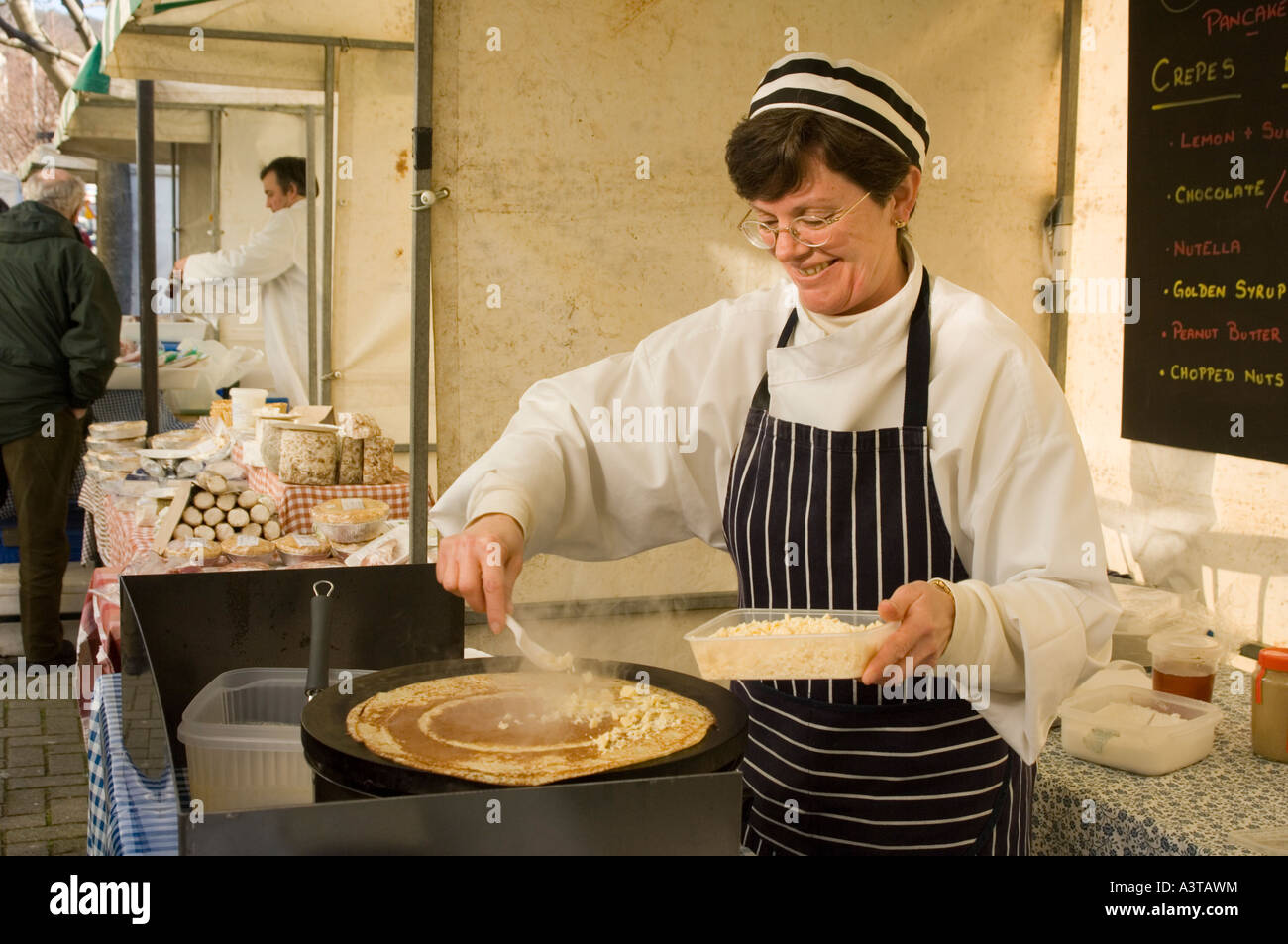 Eine französische Crêpe Stil Pfannkuchen Verkäufer Aberystwyth Bauern Markt Ceredigion wales UK - Frau Kochen frische warme Snacks Stockfoto