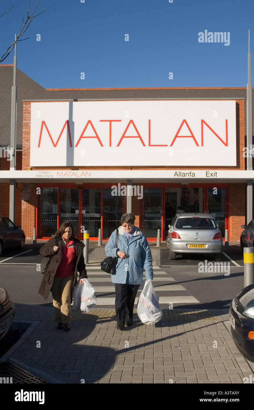 Käufer bei der Matalan speichern Aberystwyth Ceredigion Wales Cymru UK Stockfoto