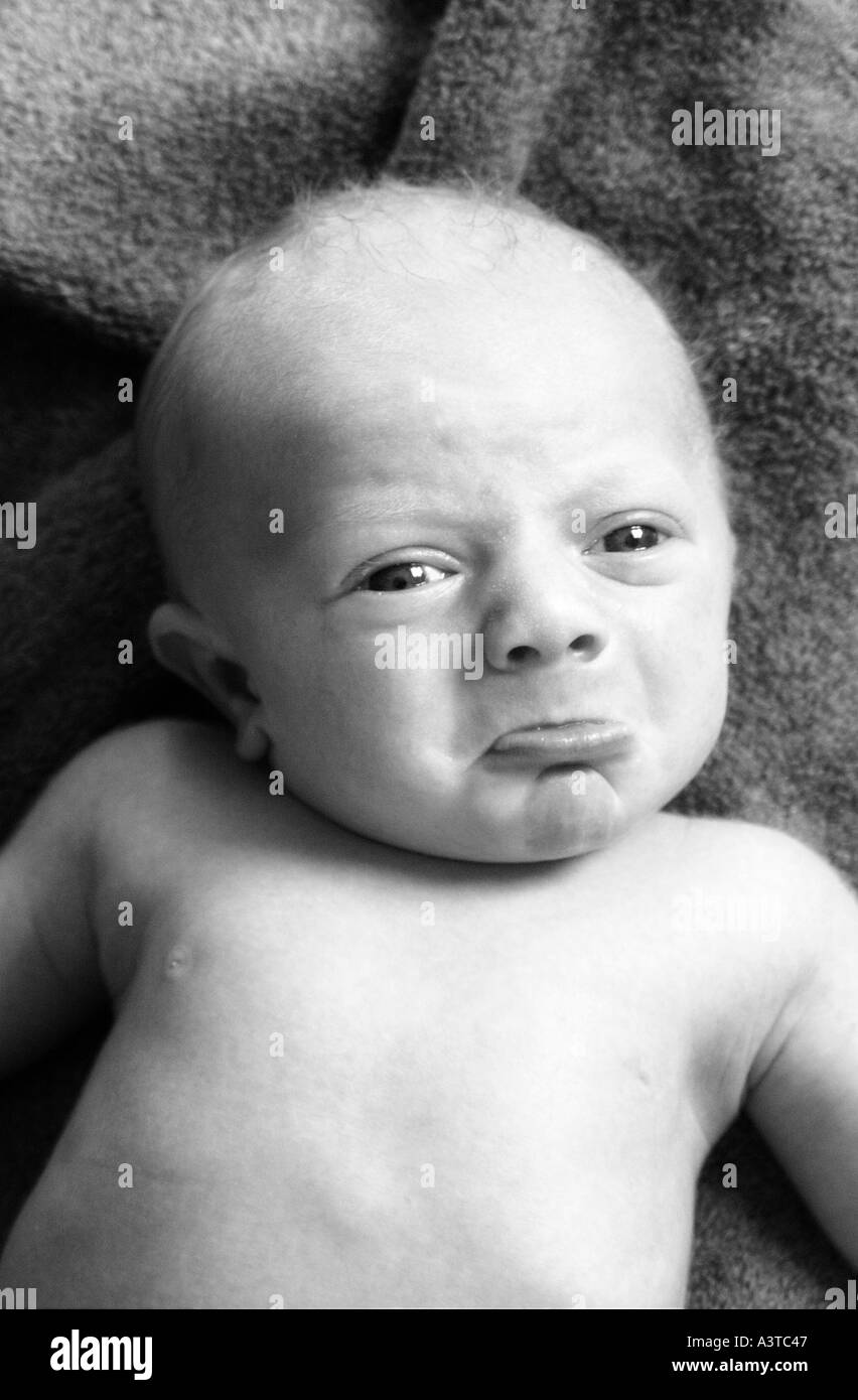 lustige Baby Schrei Kind mit Schmollmund Weinen schauen traurig Stockfoto