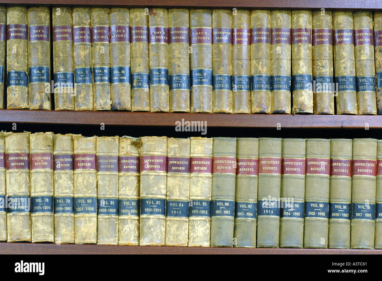 Alte staatliche Gesetzesbücher stammt aus dem 1700 im Gerichtssaal Connecticut USA Vereinigte Staaten von Amerika Stockfoto