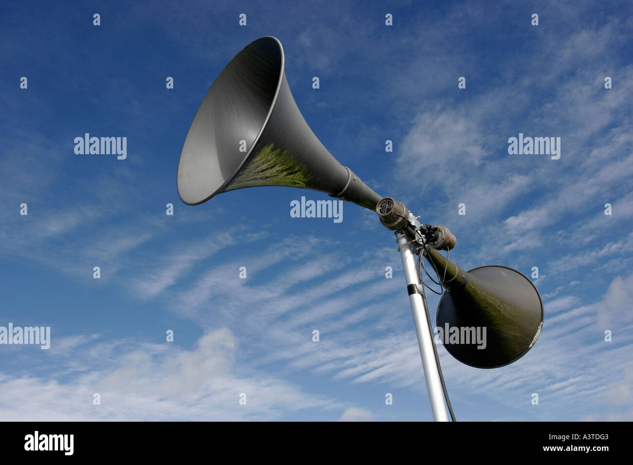 Öffentliche Adresse System Lautsprecher vor blauem Himmel Stockfoto