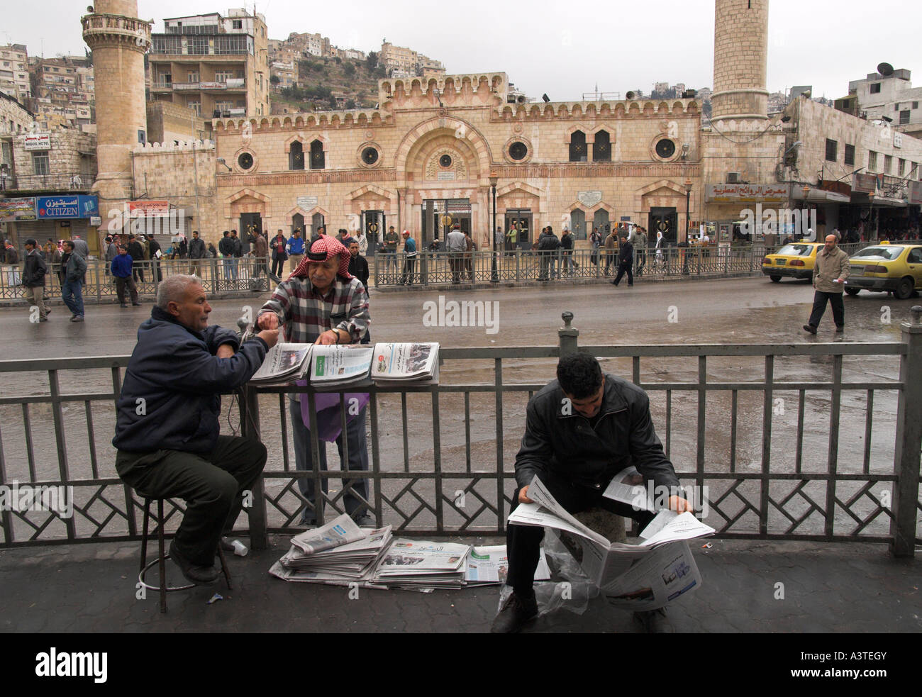 Jordanien Amman Downtown Mann Verkauf von Zeitungen vor König Hussein Moschee Stockfoto