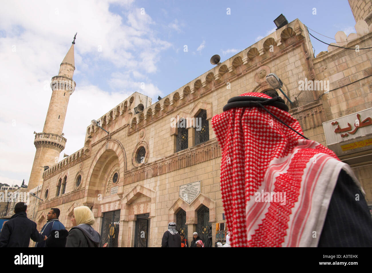 Jordanien Amman Downtown König Hussein Moschee Ansicht der Fassade mit Mann in Keffieh vorbeigehen Stockfoto