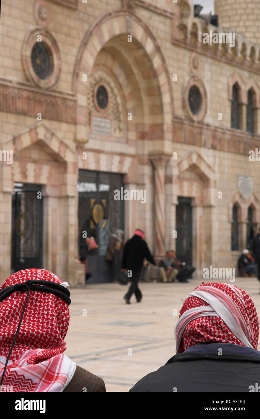 Jordanien Amman Downtown König Hussein Moschee Ansicht der Fassade mit zwei Männern in Keffieh in frgd Stockfoto