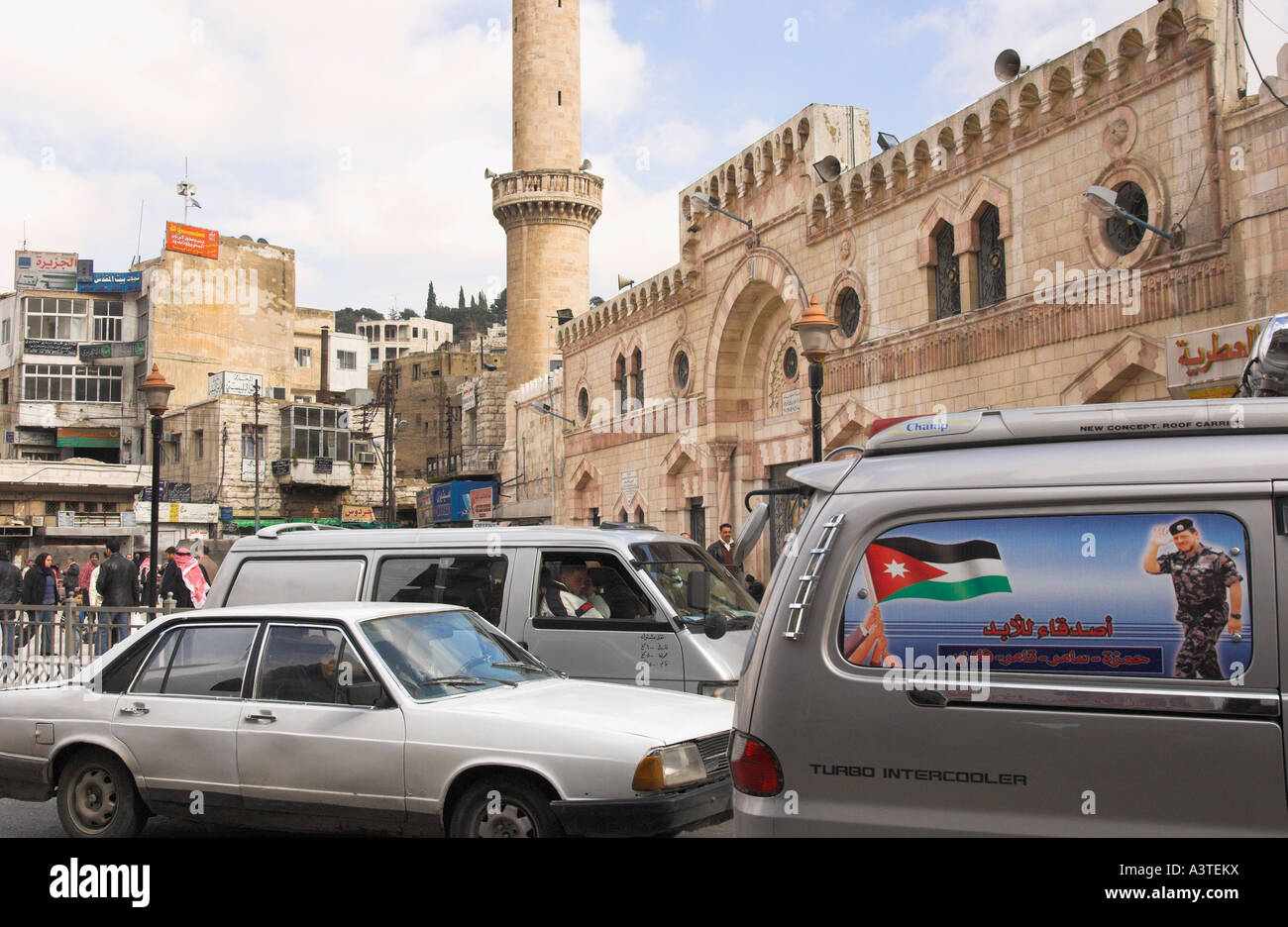 Jordanien Amman Downtown König Hussein Moschee Ansicht mit Autos in Frgd und Plakat zeigt König Abdallah als Soldat Stockfoto