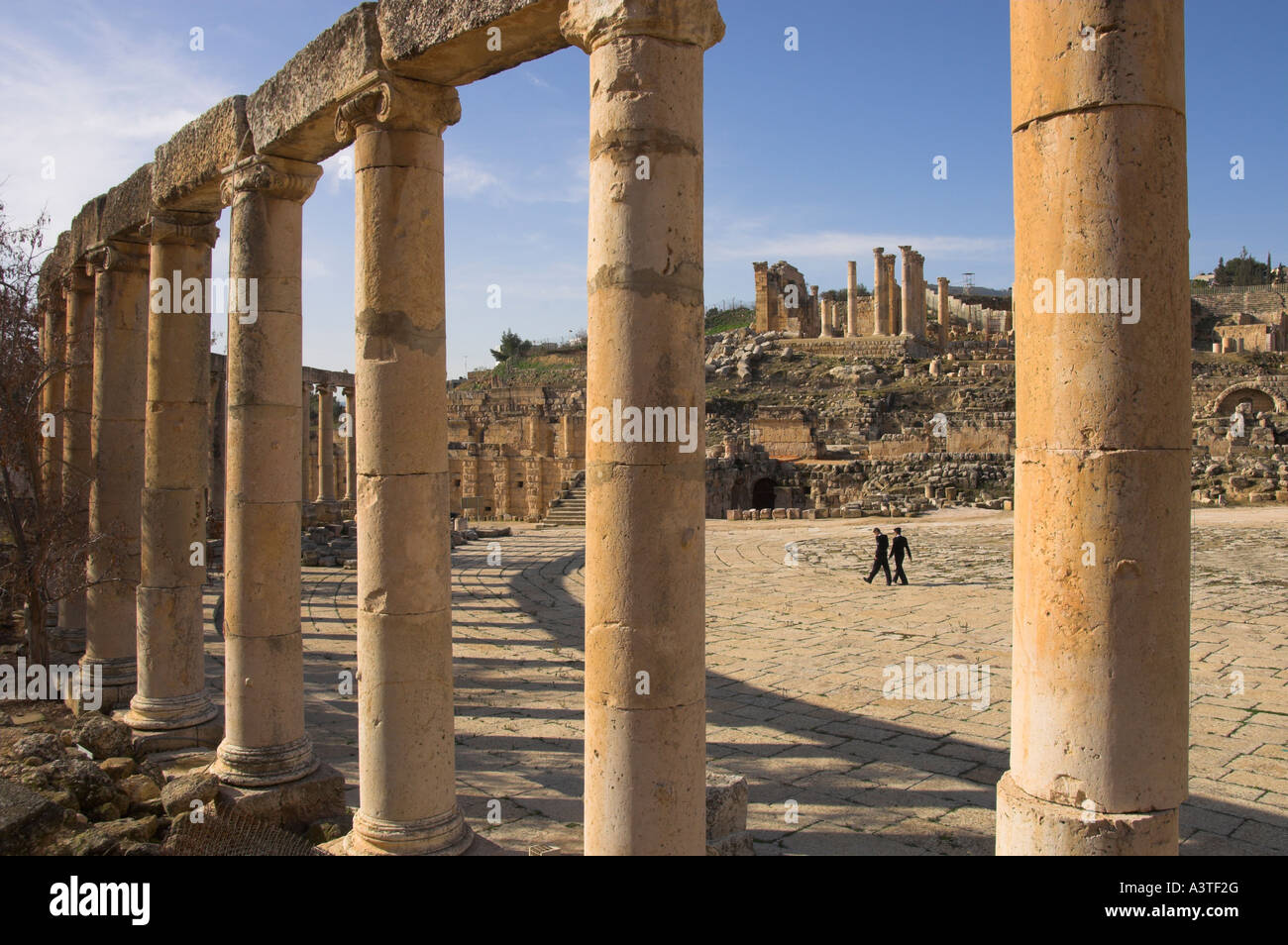 Jordan Jerash archäologische Stätte Forum Ansicht durch Spalten mit Menschen Stockfoto