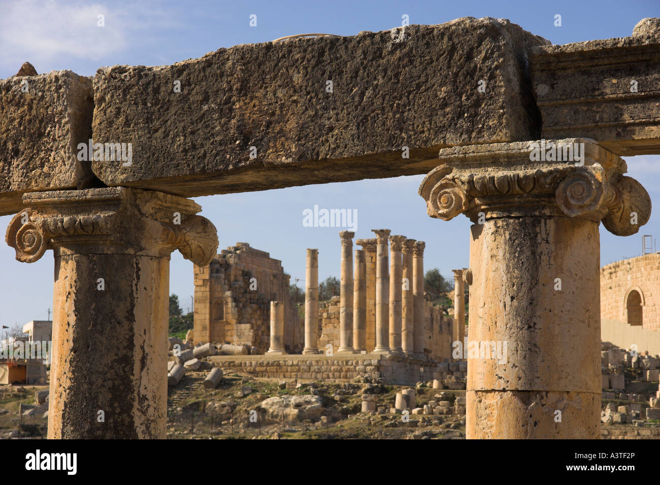 Jordan Jerash Ausgrabungsstätte Forum Nahaufnahme von Spalten Tops mit Spalten in bkgd Stockfoto