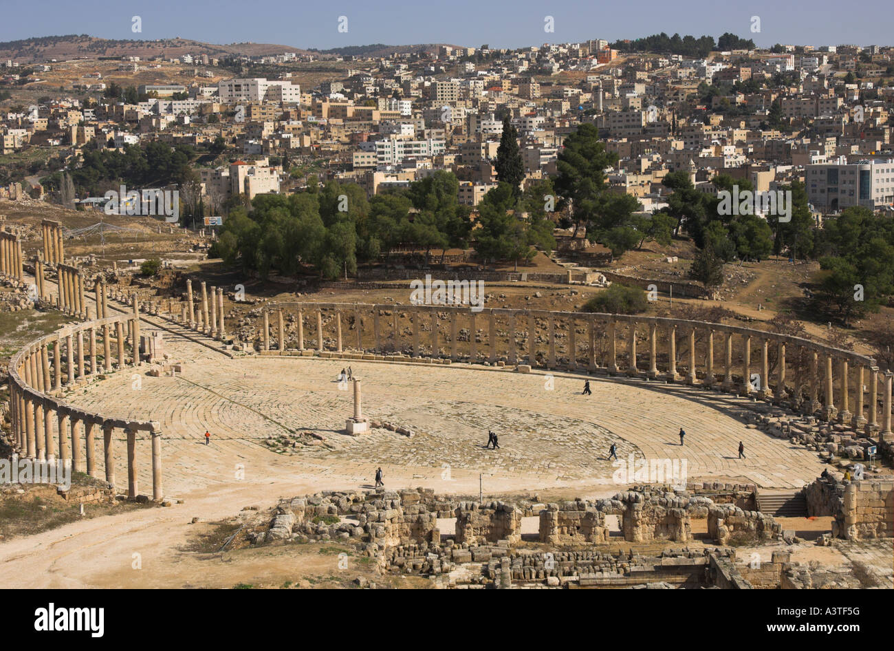 Jordan Jerash archäologische Stätte ovale Forum Panorama von oben mit Stadt Jerash in bkgd Stockfoto