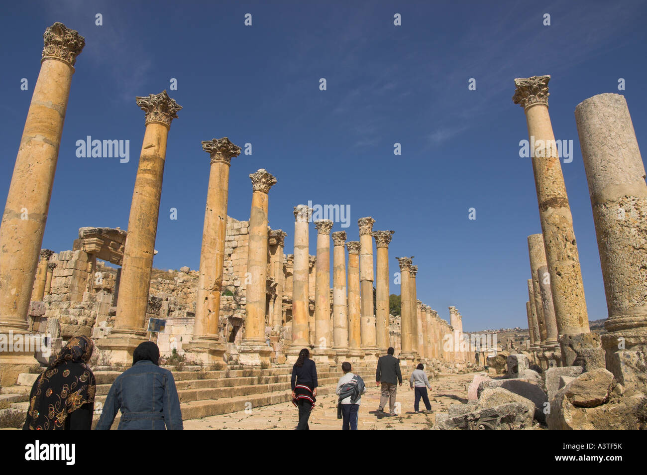 Jordan Jerash archäologische Stätte Cardo Maximus Familie zu Fuß hinauf Stockfoto