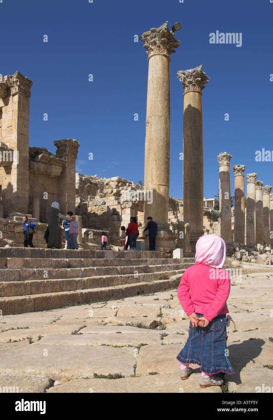 Jordan Jerash archäologische Stätte Cardo Maximus und Nymphäum mit jungen Mädchen stehen in Frgd anzeigen Stockfoto