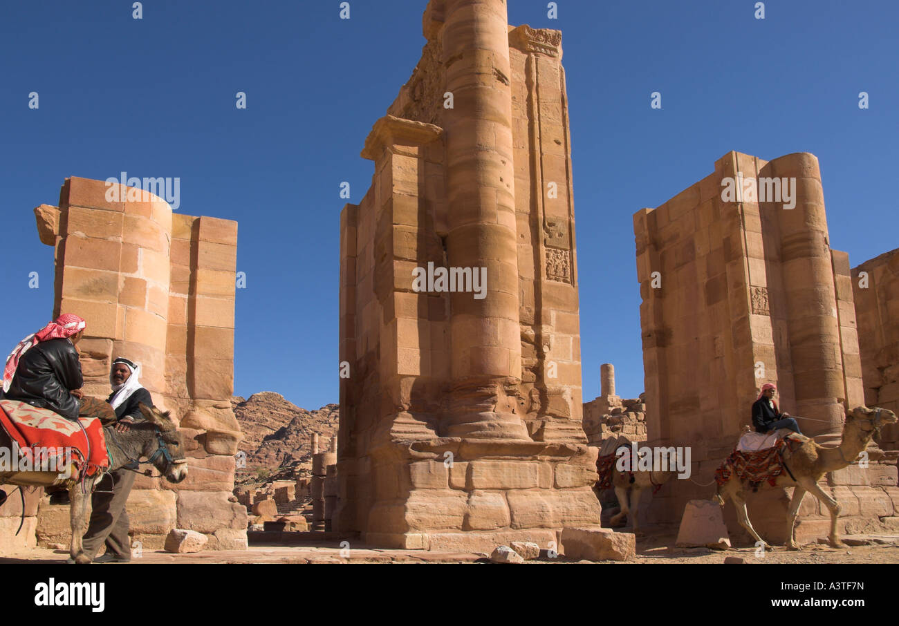 Jordan Petra archäologische Seite Temenos Gateway Tauchen Ansicht mit den Beduinen Dunkey und Kamel reiten Stockfoto