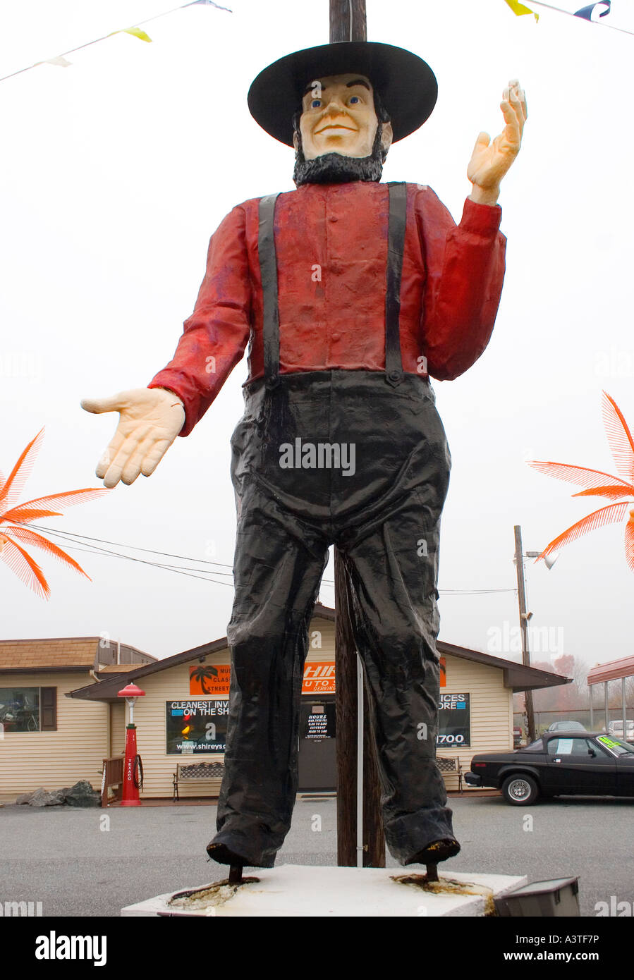 Amish Muffler man überragt Shireys Auto Sales in Milford, Delaware, und verbindet Straßenkitsch mit klassischer amerikanischer Werbeskulptur. Stockfoto