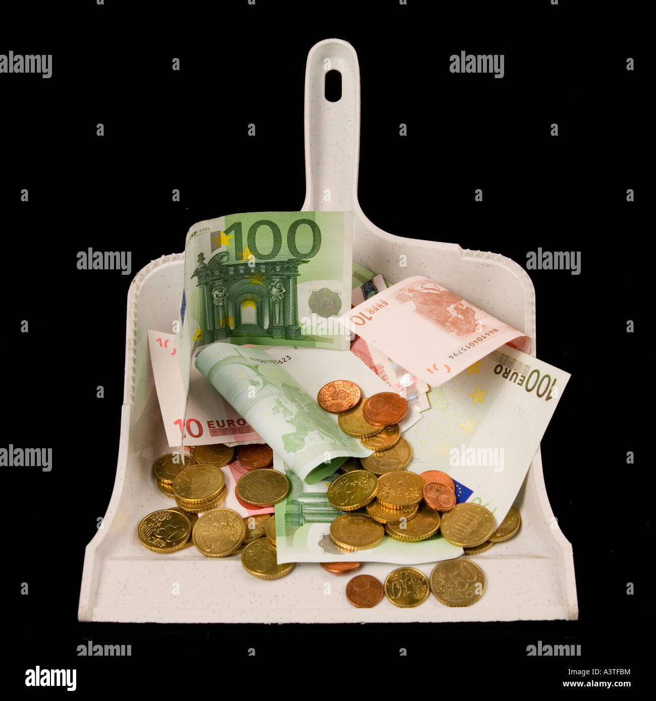 Geld in einer Schaufel Stockfoto