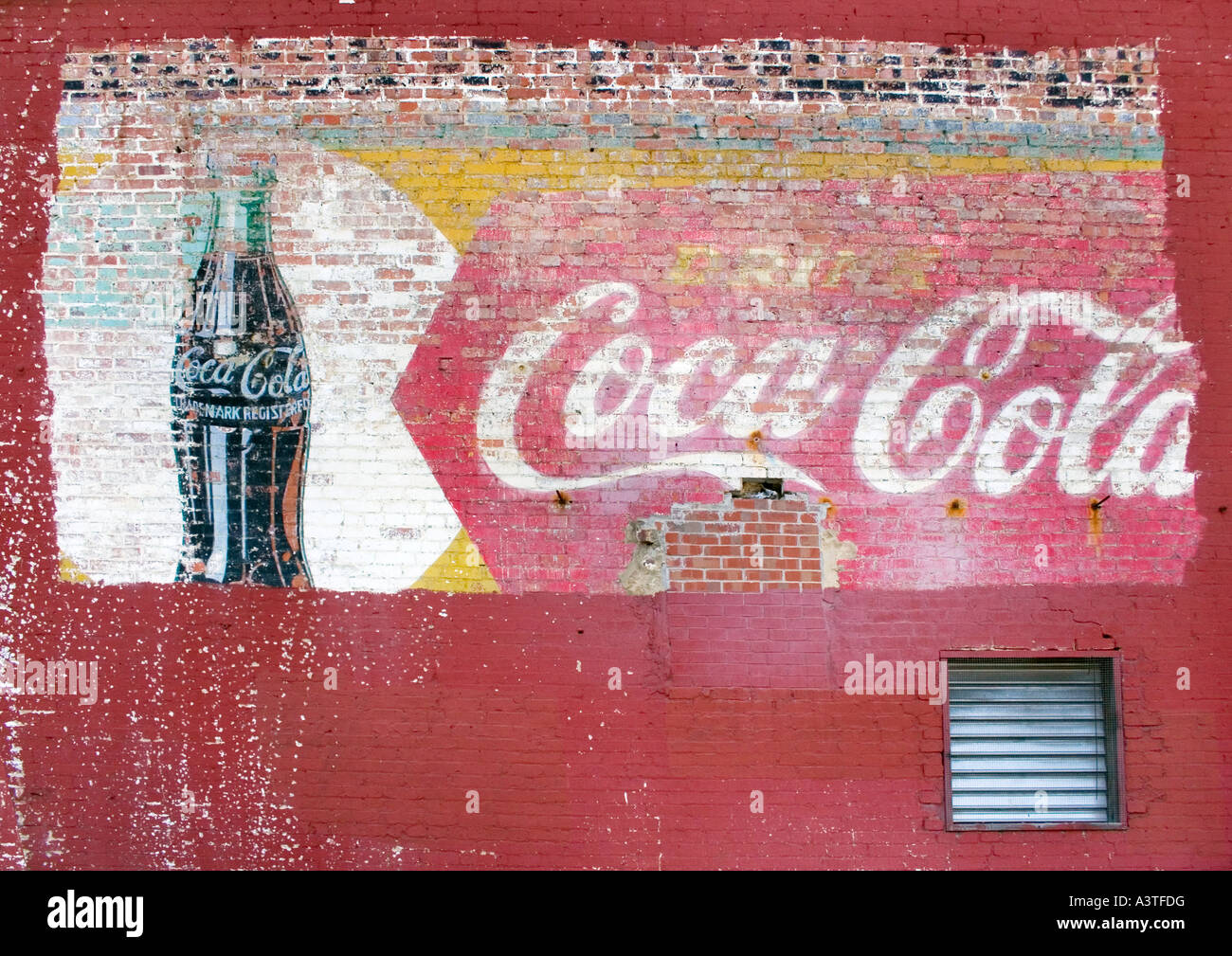 Verblasste Coca-Cola-Werbung, die auf einer Backsteinwand im Stadtzentrum von Staunton, Virginia, gemalt ist, bewahrt den klassischen Vintage-amerikanischen Charme. Stockfoto