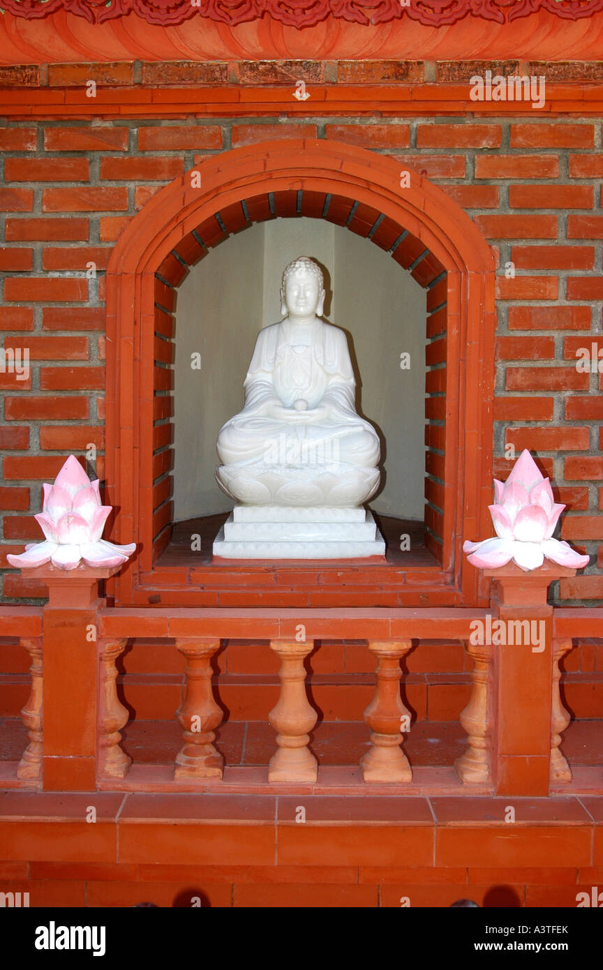 Buddha im Lotussitz und Lotusblüten aus weißem Marmor, Tran Quoc Pagode, Hanoi, Vietnam Stockfoto