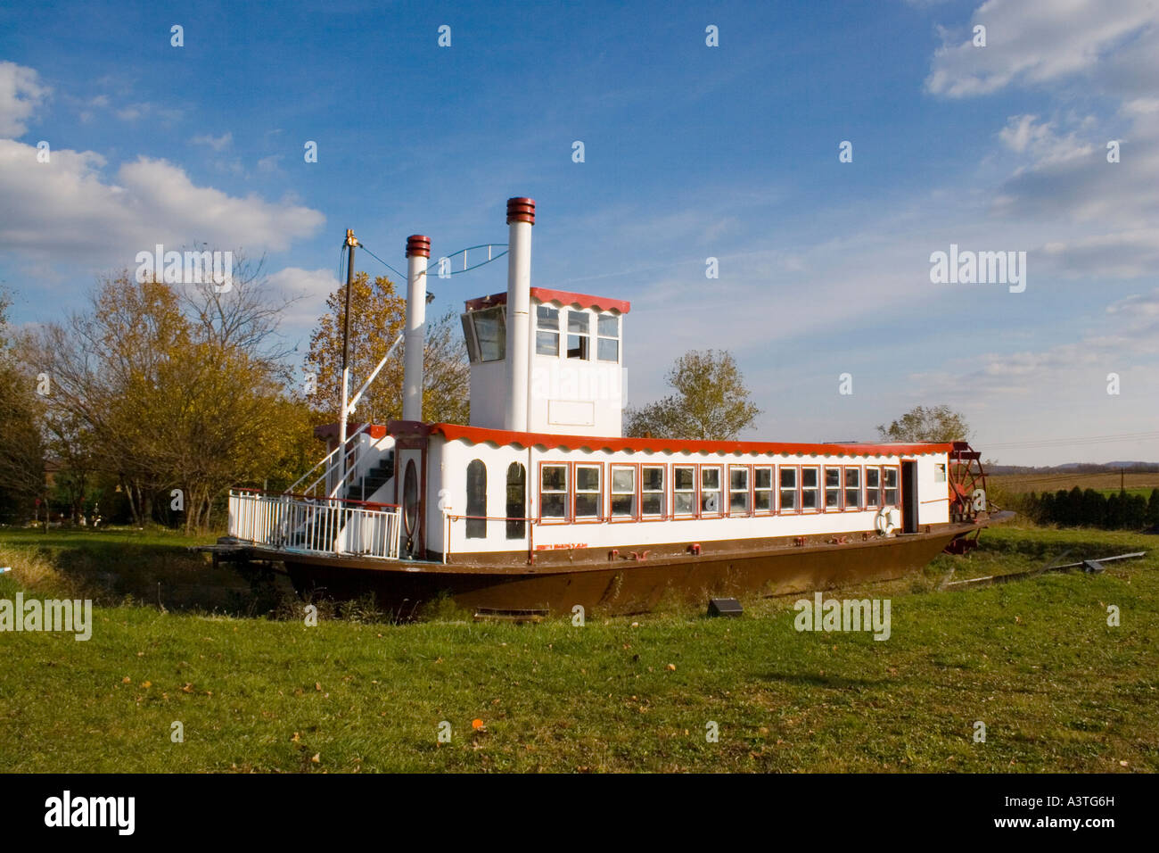 Ein altes Dampfschiff sitzt verlassen auf einem Feld in Shartlesville, Pennsylvania, ein skurriles und nostalgisches Relikt der Flussfahrt aus einer anderen Epoche. Stockfoto
