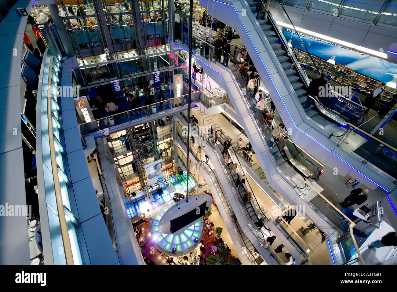 Blick in das moderne Einkaufszentrum Sevens, Koenigsalle, Düsseldorf, NRW, Deutschland Stockfoto