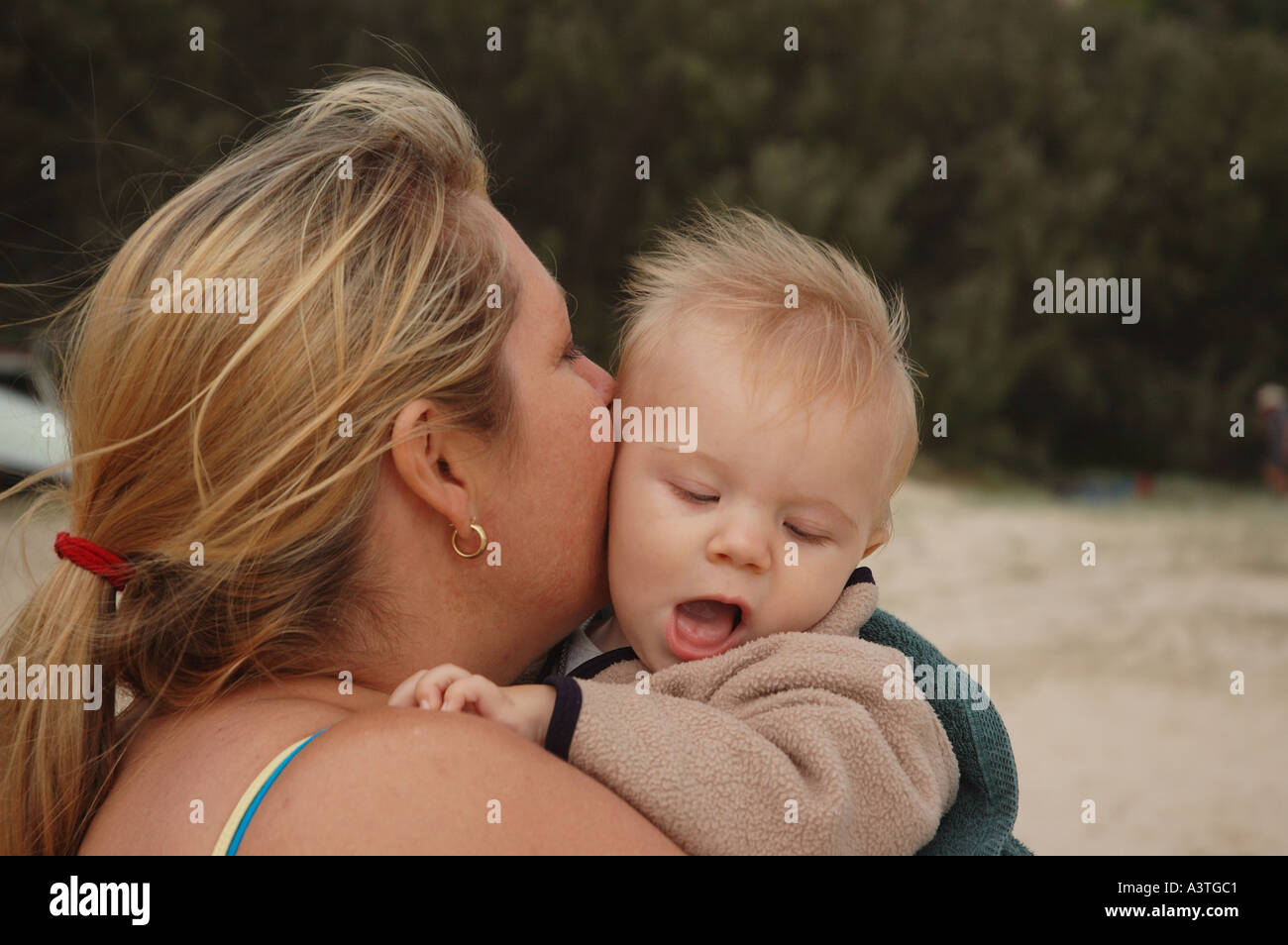 Mutter und Sohn teilen eine Umarmung und Kuss DCSA 1701 Stockfoto