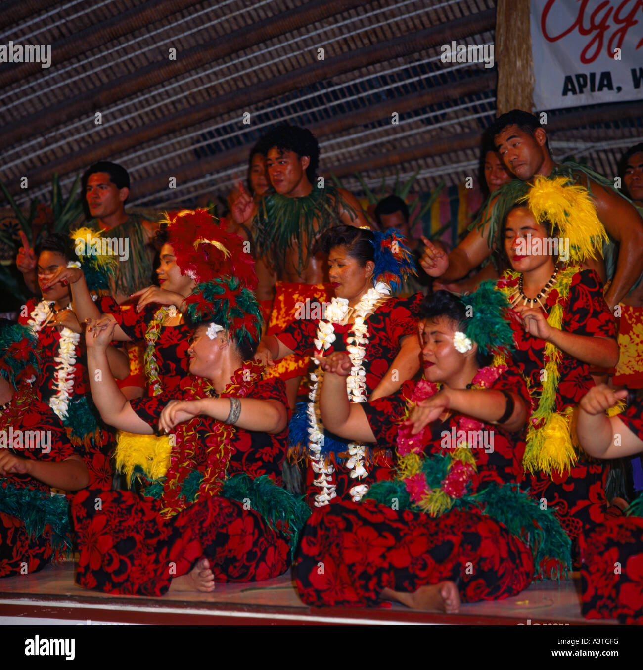 Gruppe von lokalen samoanischen Tänzern im bunten Kleid tragen Leis im Aggie Grey Hotel in der Stadt Apia auf Upolu Insel West-Samoa Stockfoto