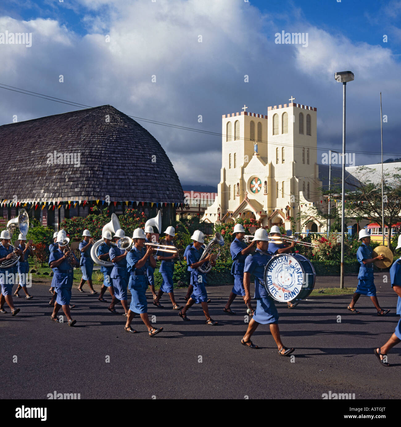 Örtliche Polizei Band marschieren spielen in der wichtigsten Straße katholische Kathedrale im Hintergrund in der Stadt Apia auf Upolu Insel West-Samoa Stockfoto