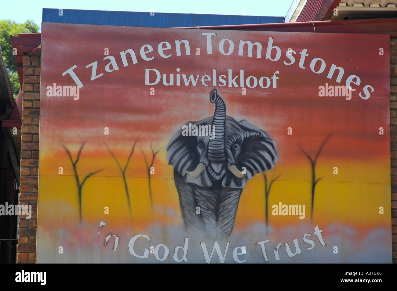 Bunte afrikanische Werbung für die Beerdigung ist Thema In God we sondern in Duiwelskloof Tal des Teufels Trust Stockfoto