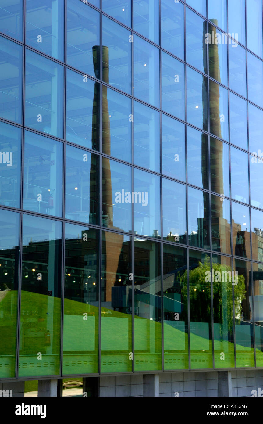 Stammwerk der Volkswagen AG spiegelt sich im Gebäude der Autostadt (Autostadt) Wolfsburg, Niedersachsen, Germany Stockfoto