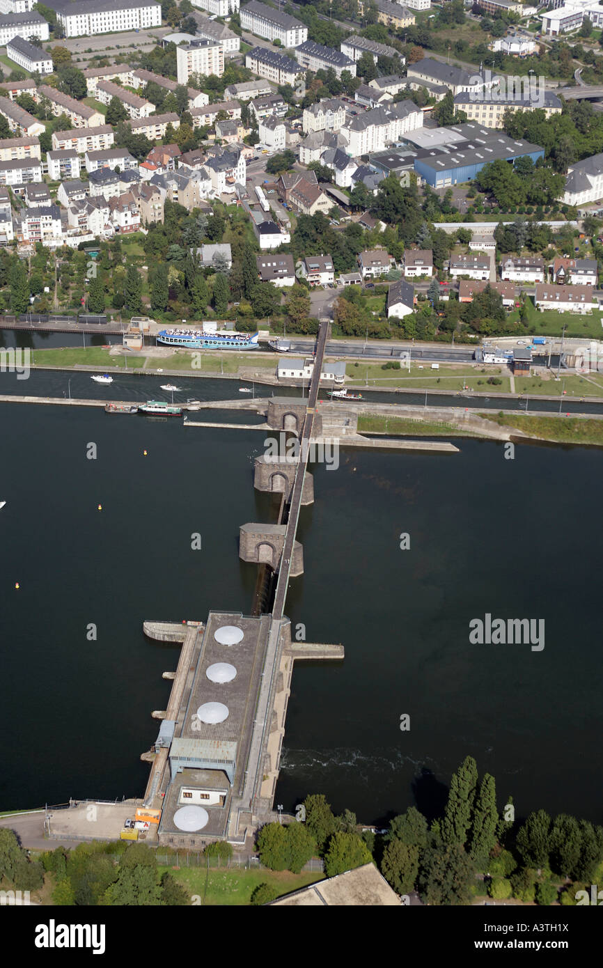 Luftaufnahme der Staustufe und Schleuse an der Mosel in Koblenz (Koblenz), Rheinland-Pfalz, Deutschland Stockfoto