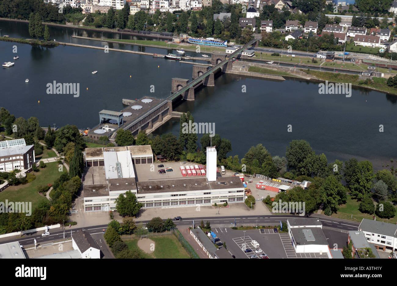 Luftaufnahme der Staustufe und Schleuse an der Mosel in Koblenz (Koblenz), Rheinland-Pfalz, Deutschland Stockfoto