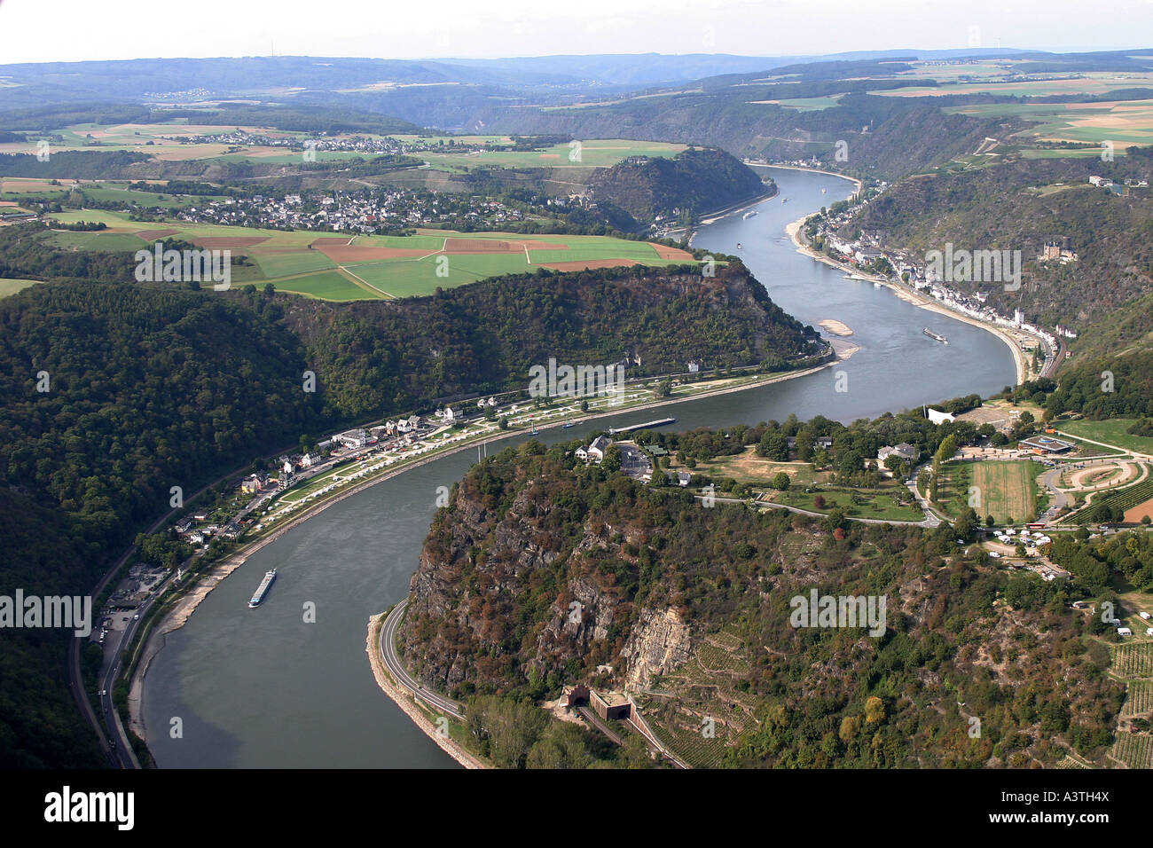 Die Loreley (auch Lorelei geschrieben) ist ein Fels am östlichen Ufer des Rheins in der Nähe von St. Goarshausen, die etwa 120 steigt Stockfoto