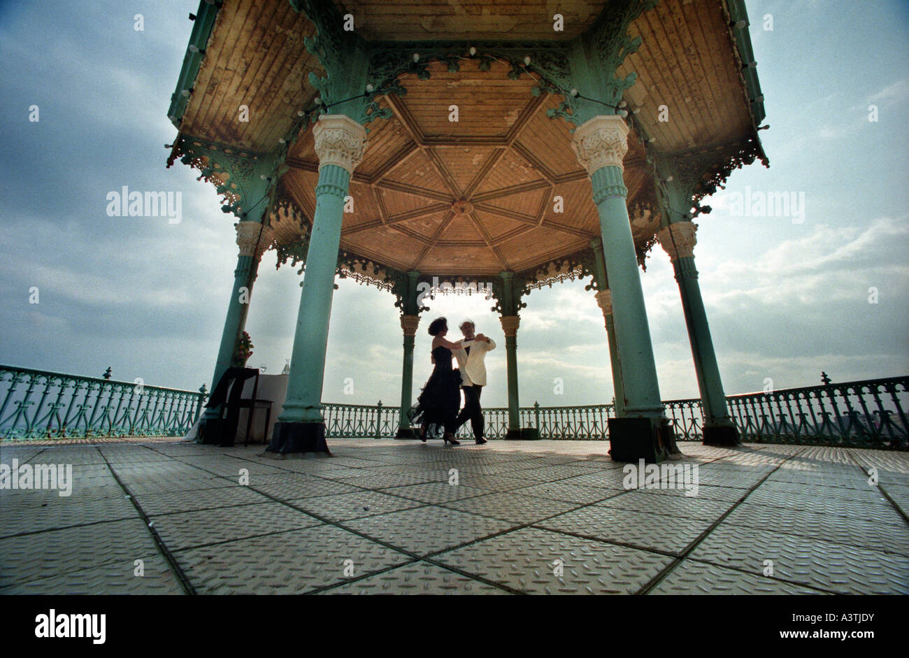Standardtänzer auf dem stillgelegten viktorianischen Musikpavillon auf Brighton Seafront während des jährlichen Festivals der Künste Stockfoto