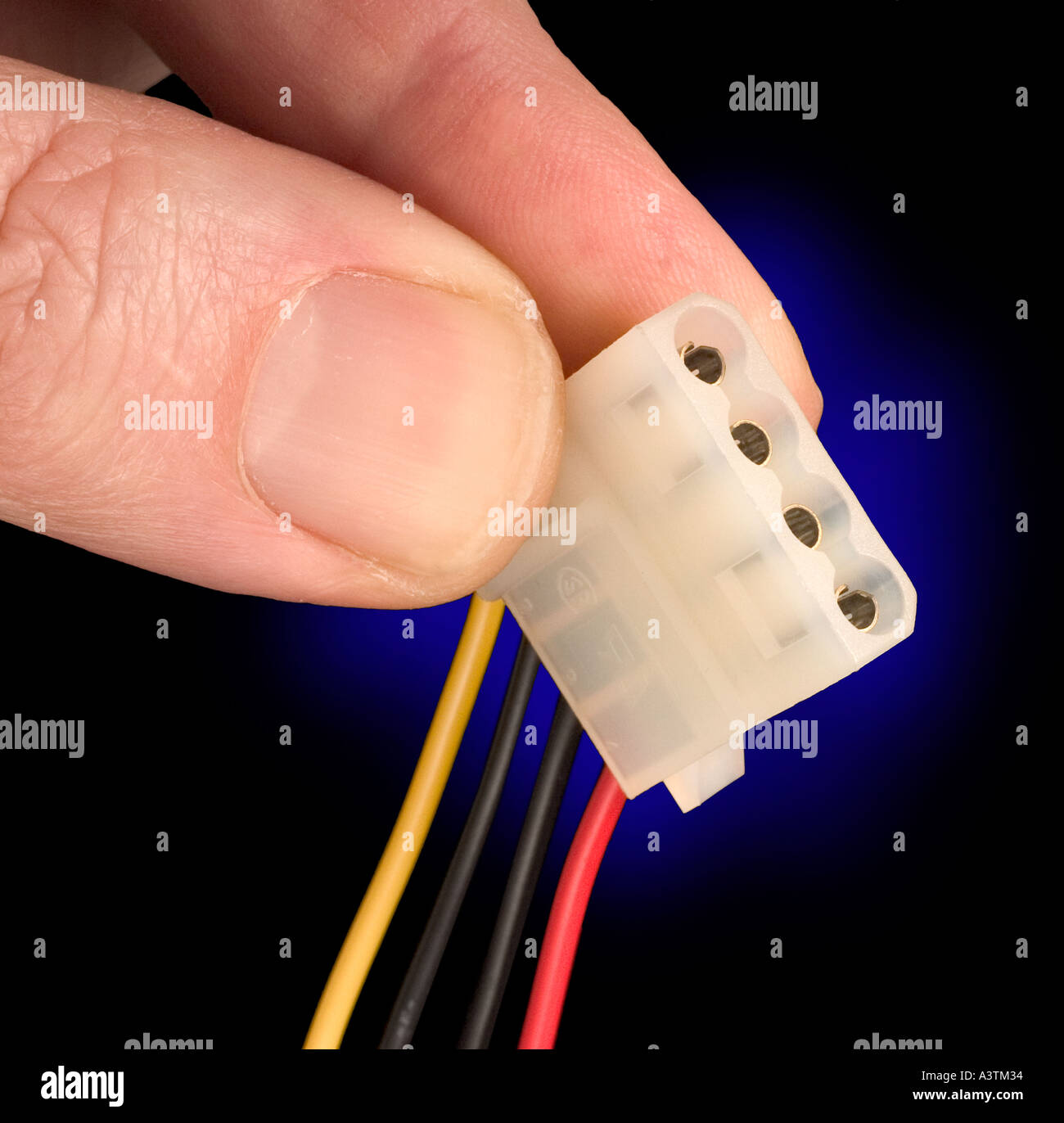 Computer Komponente Netzstecker, schwarzen Hintergrund Stockfoto