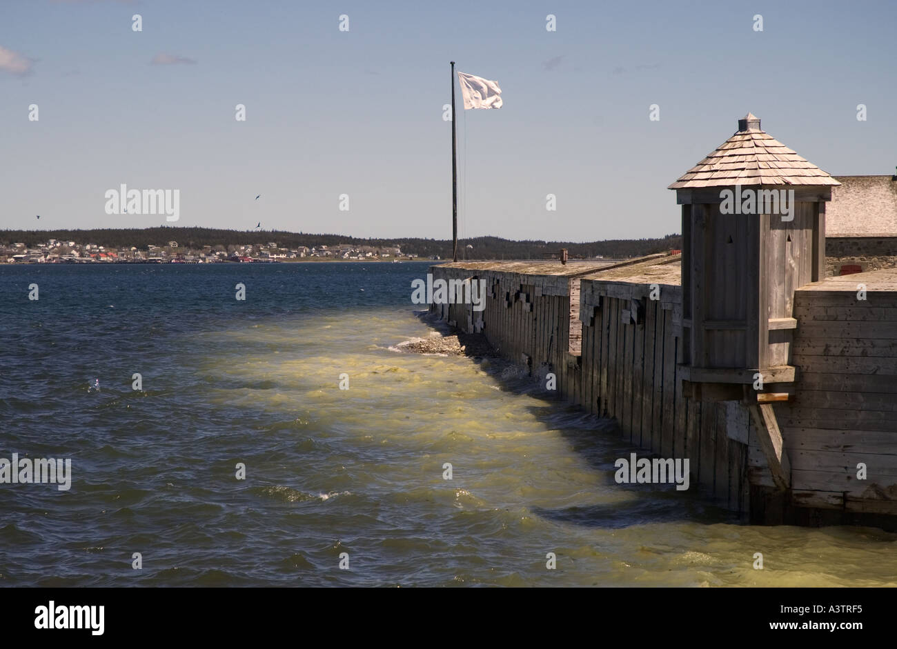 Kanada Nova Scotia Louisbourg Festung von Louisbourg National Historic Site Quai Französisch weiß Marine Fahne der Periode Stockfoto