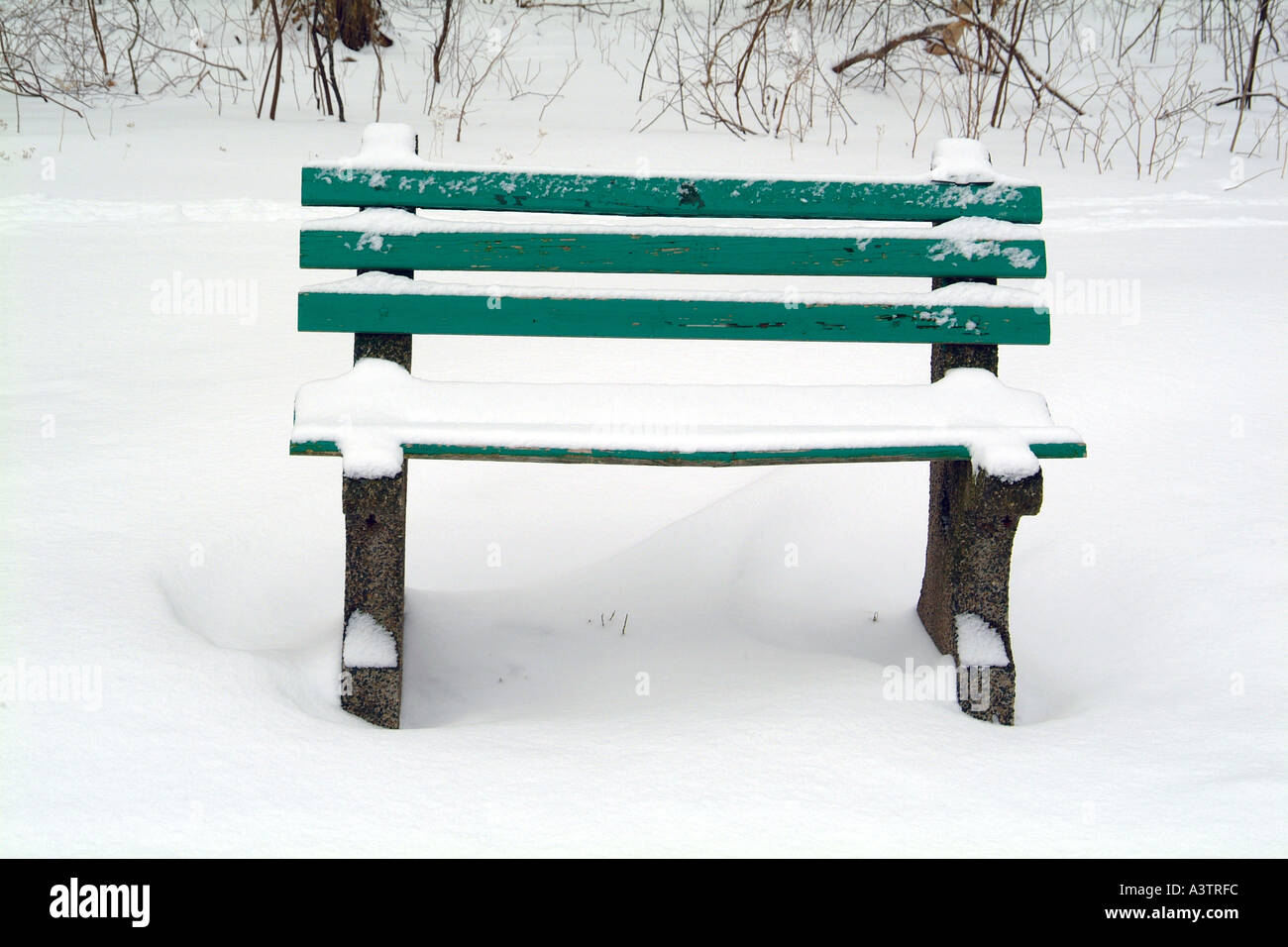 Schnee auf einer Bank in Old Saybrook Connecticut USA Stockfoto
