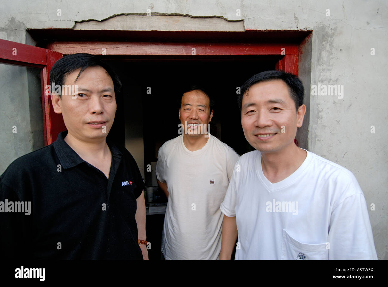 Drei chinesische Brüder nur ungern verlassen die alten Straßen von Peking Hutong China Stockfoto
