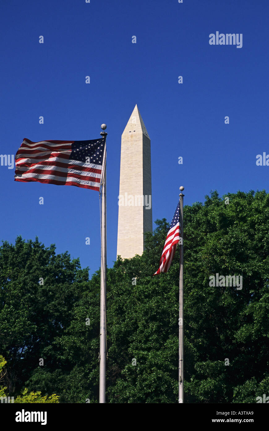Washington DC US Flaggen im National Museum of American History Frame das Washington Monument Stockfoto