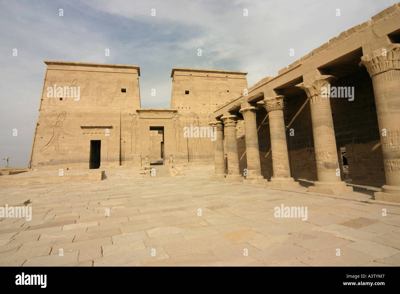 Ersten Pylon des Isis-Tempel, UNESCO-Weltkulturerbe, Insel Philae, Assuan, Ägypten Stockfoto