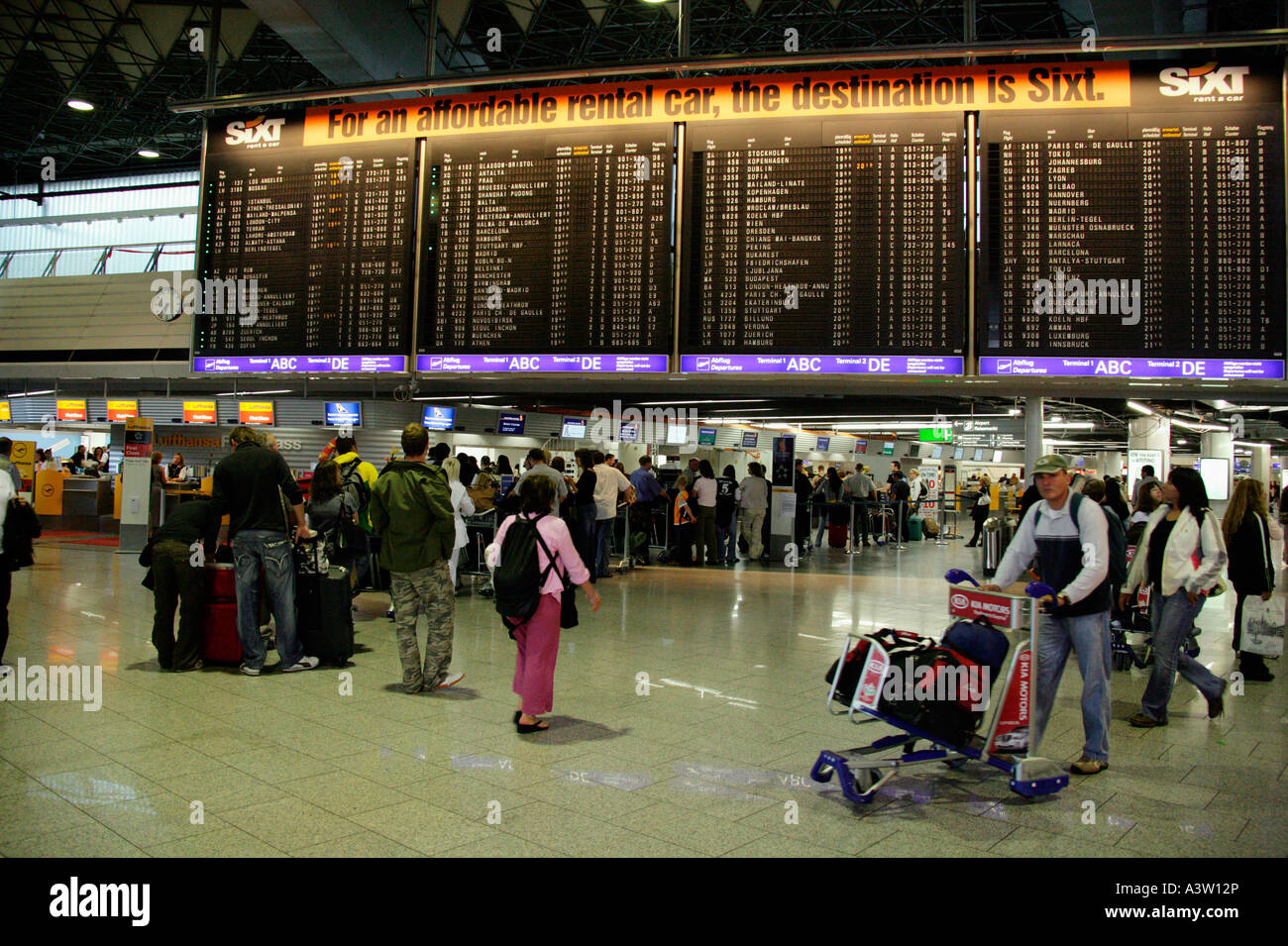 Frankfurt Flughafen Last Minute Schalter öffnungszeiten Check in counter terminal frankfurt airport -Fotos und -Bildmaterial in