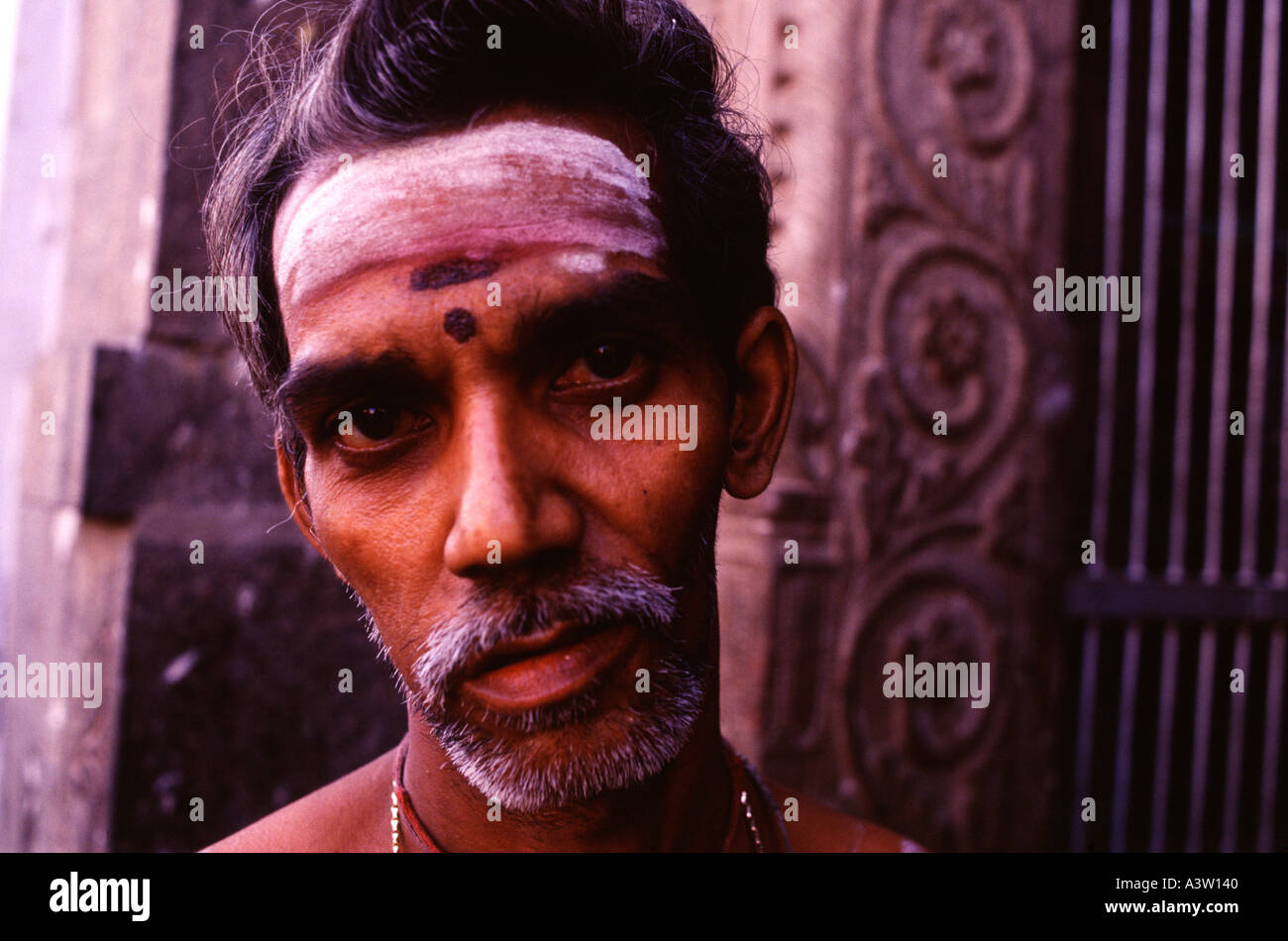 Ein hinduistischer Anhänger mit Tilaka, der auf seiner Stirn markiert Tamil Nadu Indien Stockfoto