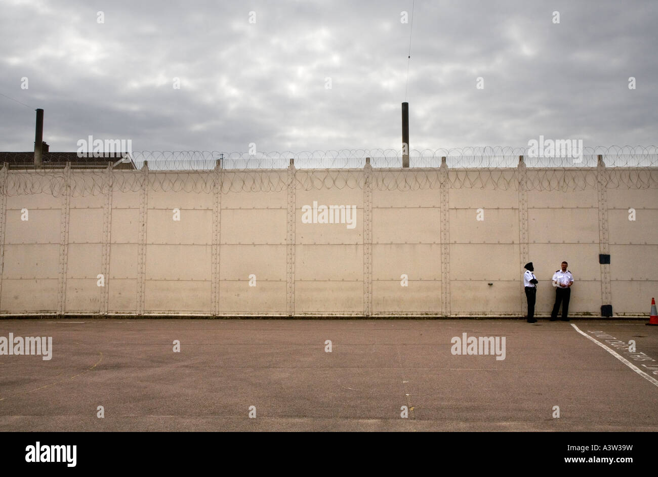 Eines der Außenmauern in Wandsworth Gefängnis. Wandsworth Gefängnis ist eines der größten Gefängnisse im Vereinigten Königreich Stockfoto