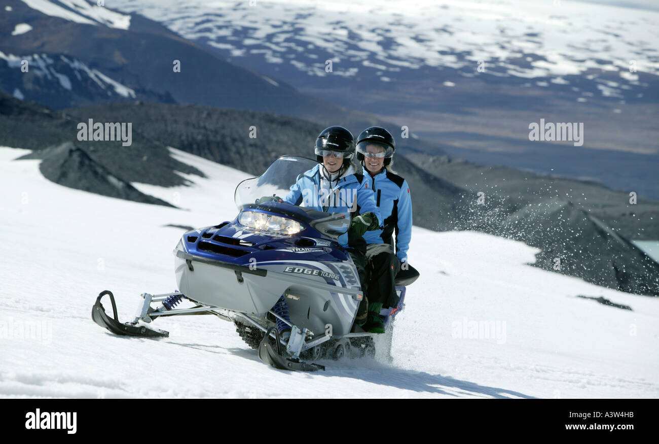 Frau auf Motorschlitten, Langjökull-Gletscher, Island Stockfoto