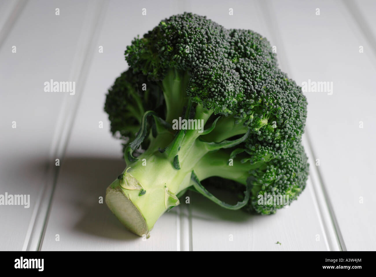 Brokkoli auf Holztisch Stockfoto