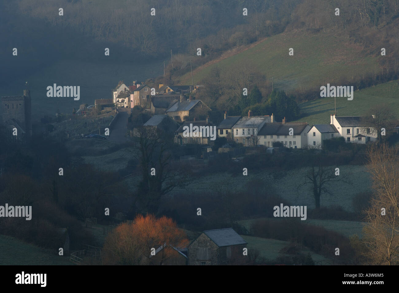 Küstennahen Dorf Branscombe Devon Häuser beleuchtet von morgendlichen Wintersonne Stockfoto