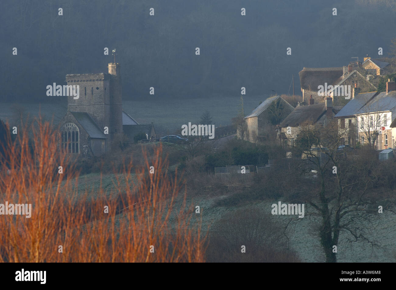 Küstennahen Dorf Branscombe Devon beherbergt Kirche von morgendlichen Wintersonne beleuchtet Stockfoto