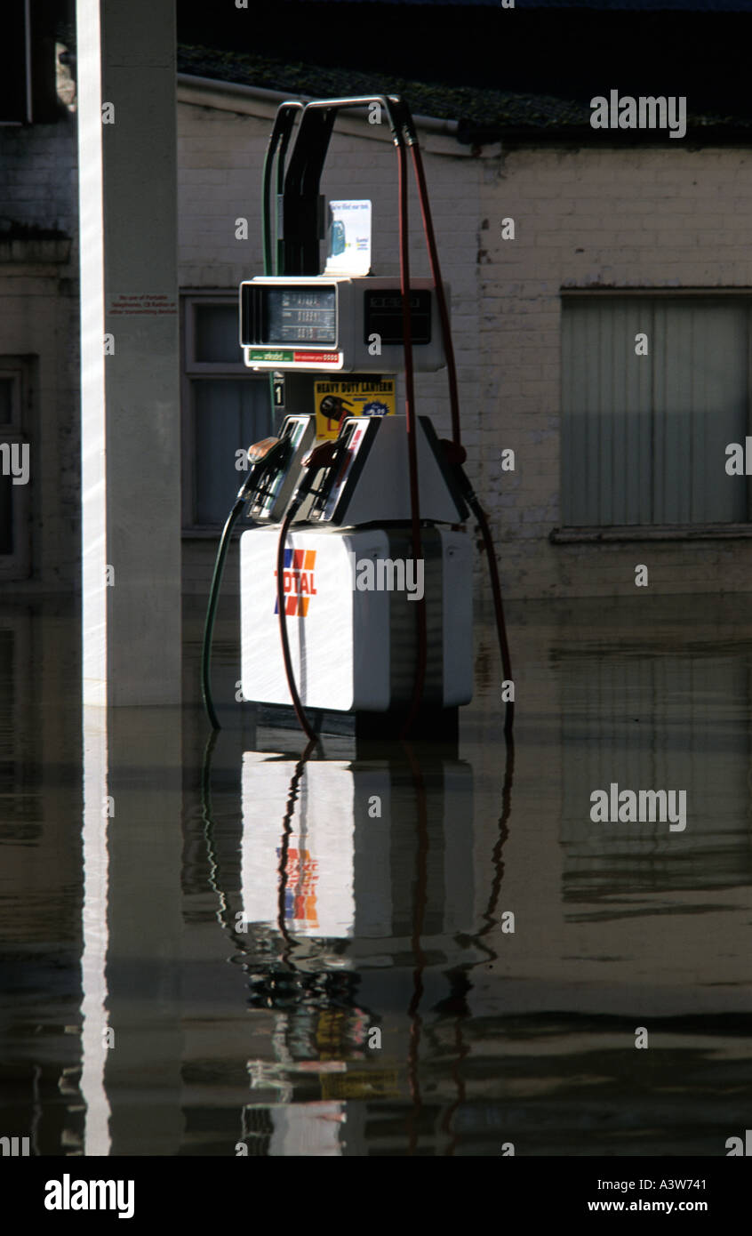 Zapfsäule an überfluteten Tankstelle in der Stadt von Norton nach der Derwent seiner Banken Yorkshire uk platzen Stockfoto